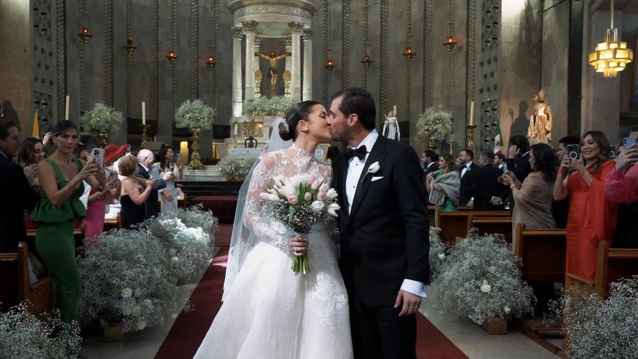 Beso de los novios en el pasillo de la iglesia tras la ceremonia religiosa, fotógrafo de bodas en México.
