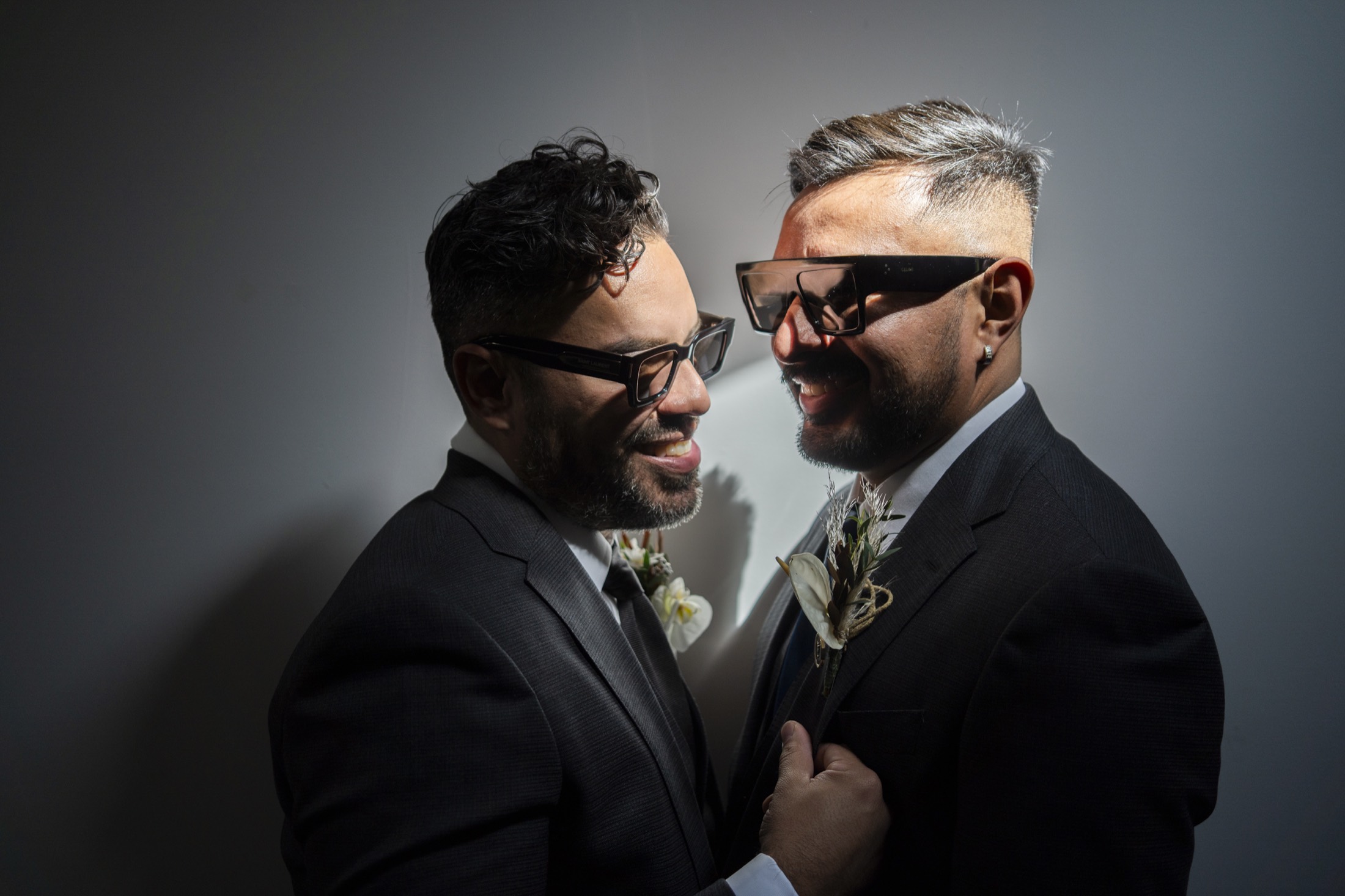 Boda igualitaria: dos novios celebrando abrazados, fotógrafo de bodas en México.