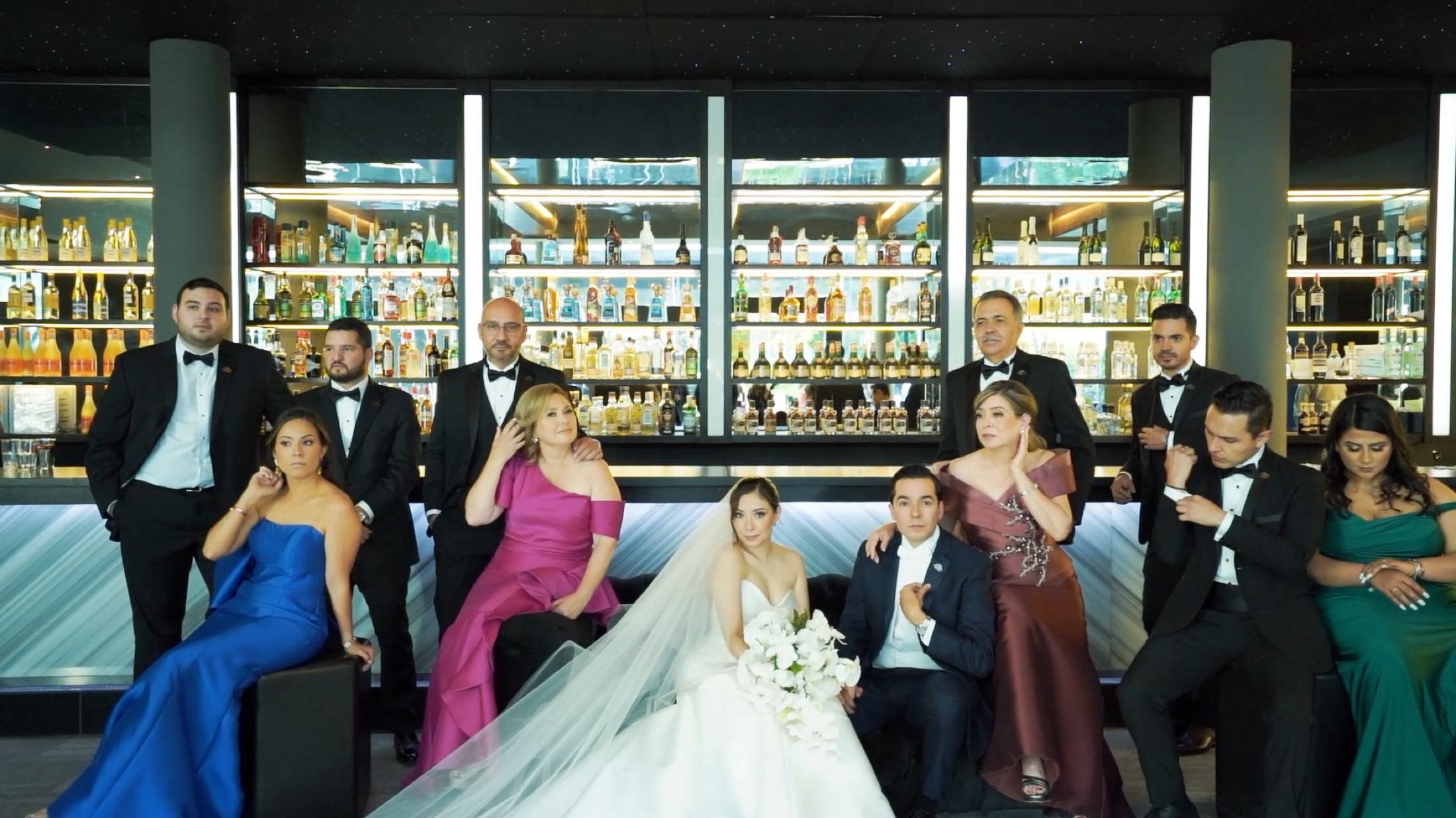 El cortejo nupcial reunido en el bar del salón el día de la boda, fotógrafo de bodas en México.