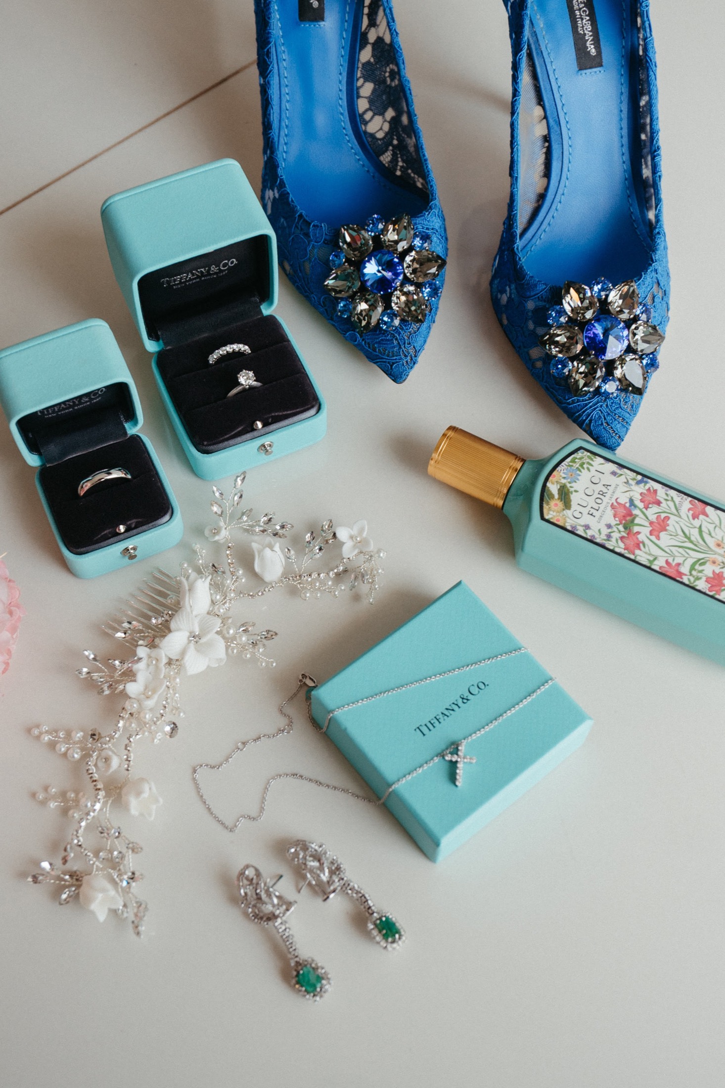 Detalles de boda: anillos, zapatos azules y joyería de la novia, fotografía de bodas elegante.