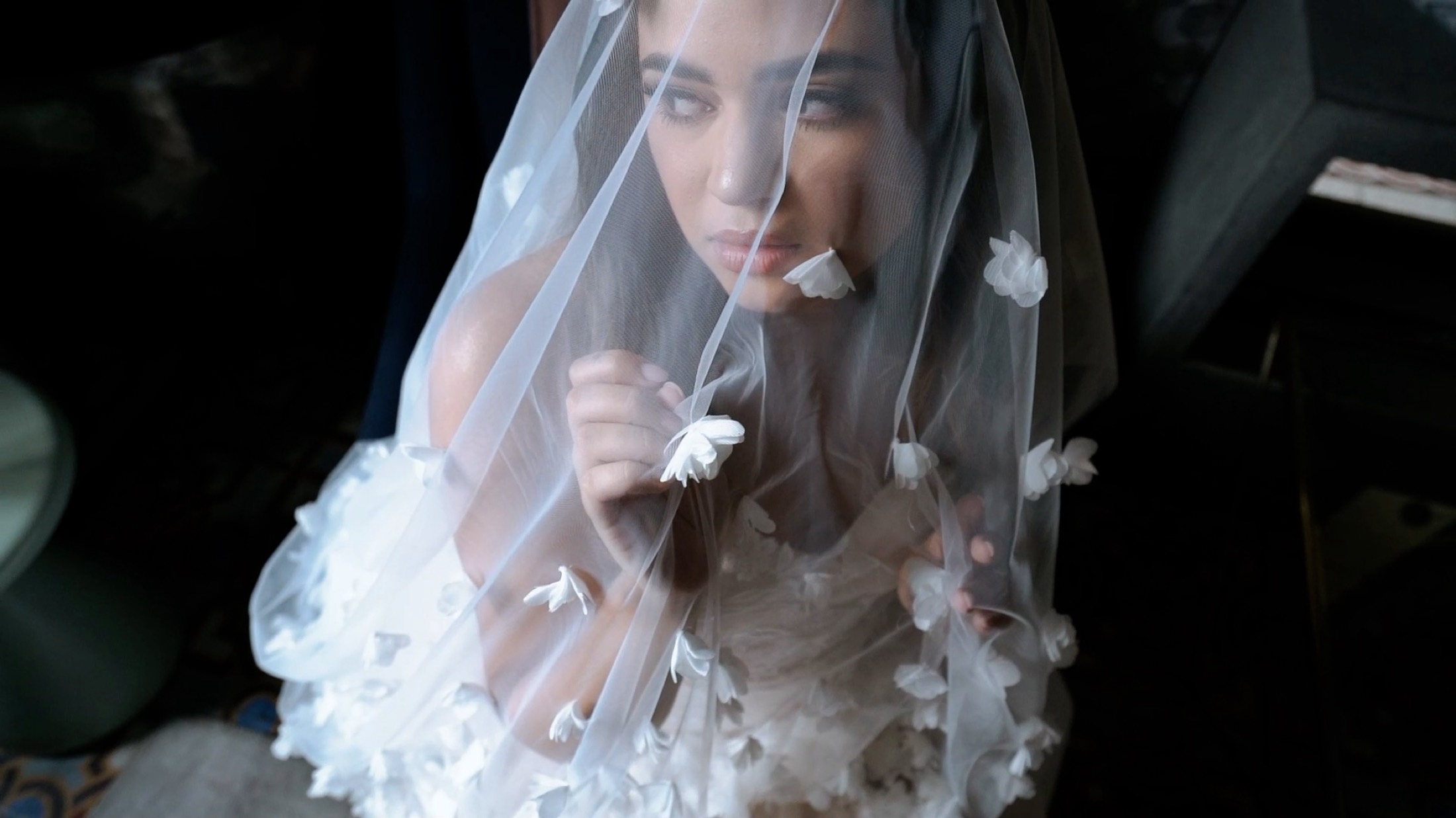 Retrato íntimo de la novia bajo el velo con apliques florales, fotógrafo de bodas en México.
