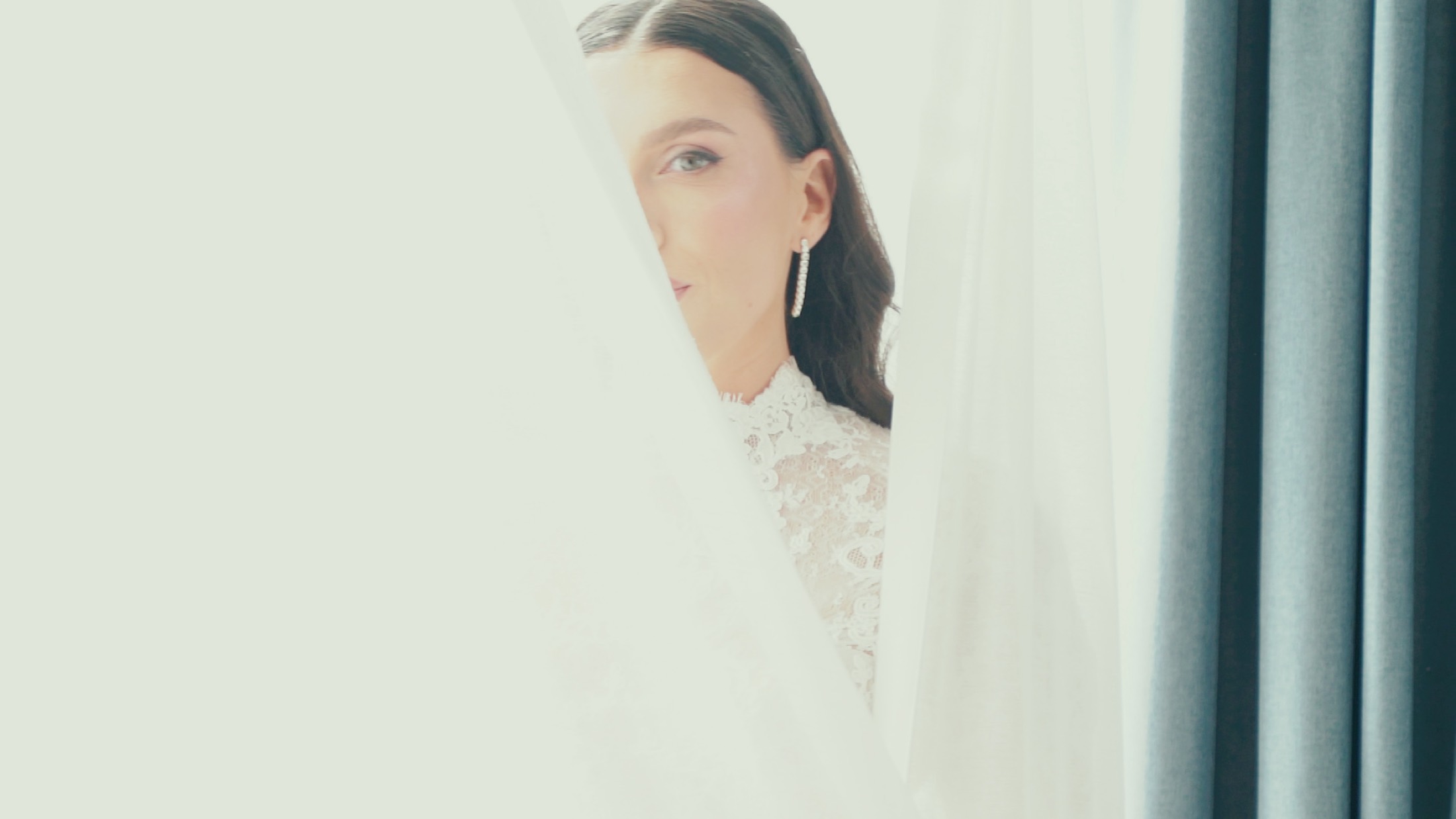 Retrato de la novia entre velos con luz natural durante los preparativos, fotografía de bodas en Veracruz.