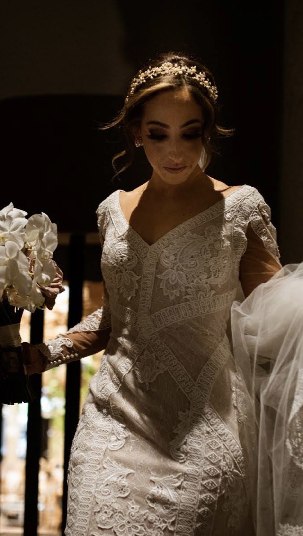 Novia con vestido de encaje y tiara sosteniendo su ramo, fotógrafo de bodas en Veracruz.