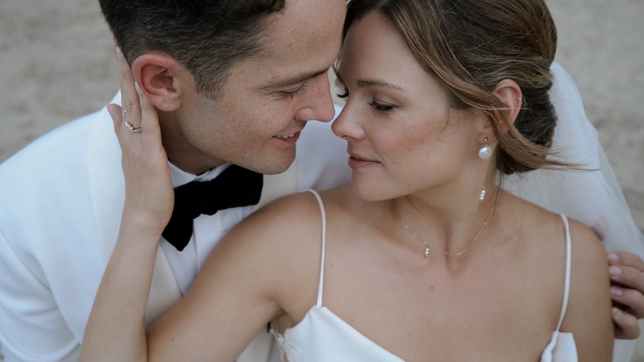 Novios en un abrazo íntimo al atardecer durante una boda de destino.