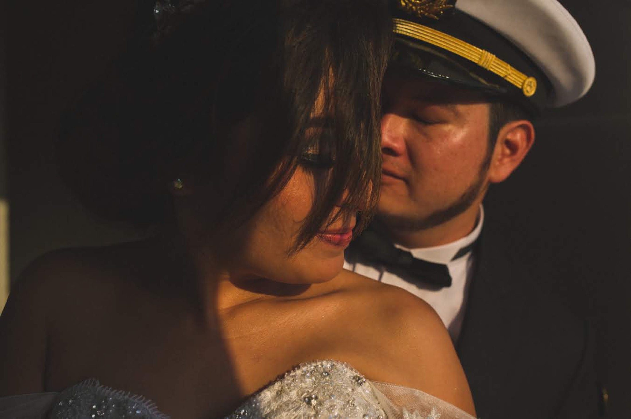 Momento íntimo de los novios, el novio con uniforme naval, boda en Veracruz.