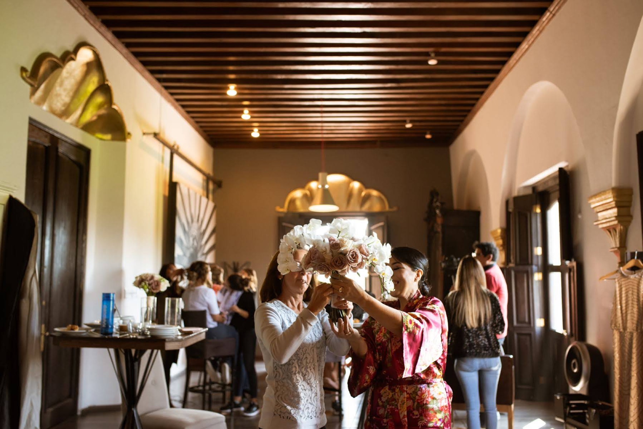 Preparativos de la novia ajustando su tocado en una hacienda, fotografía de bodas en México.