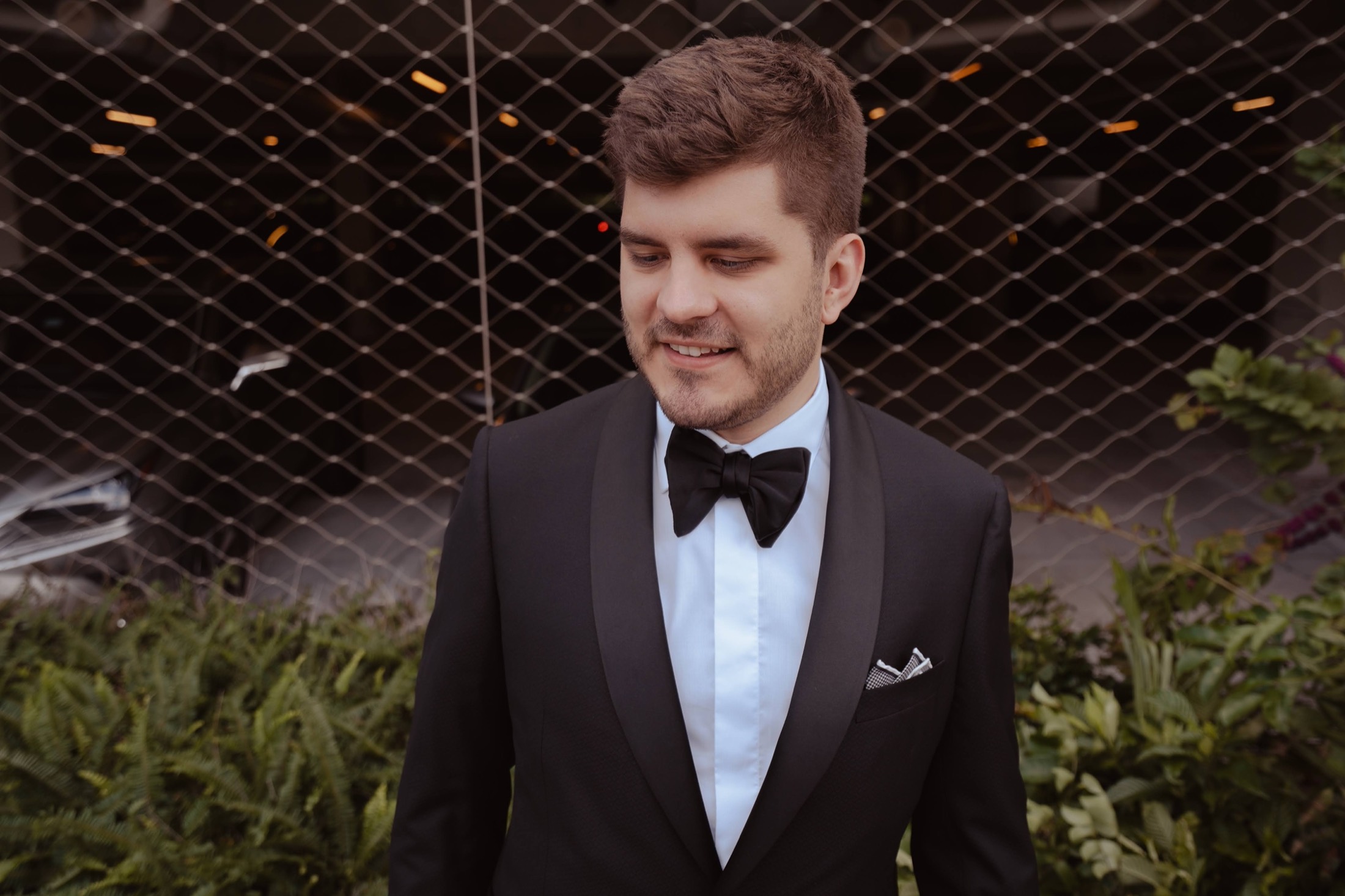 Retrato del novio en esmoquin con corbatín antes de la ceremonia, fotógrafo de bodas en Veracruz.