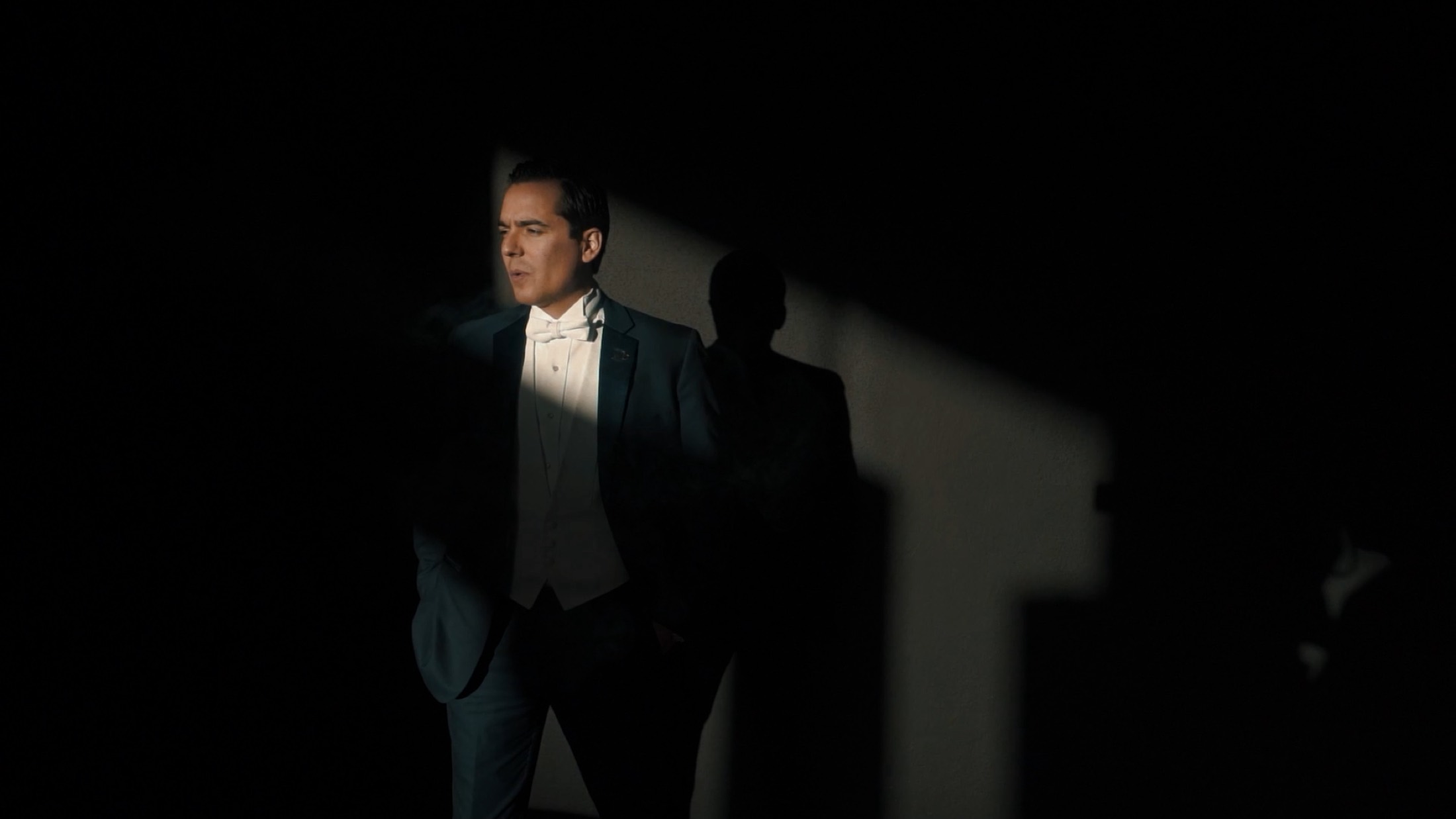 Retrato del novio con luz dramática y estilo editorial, fotógrafo de bodas en Veracruz.