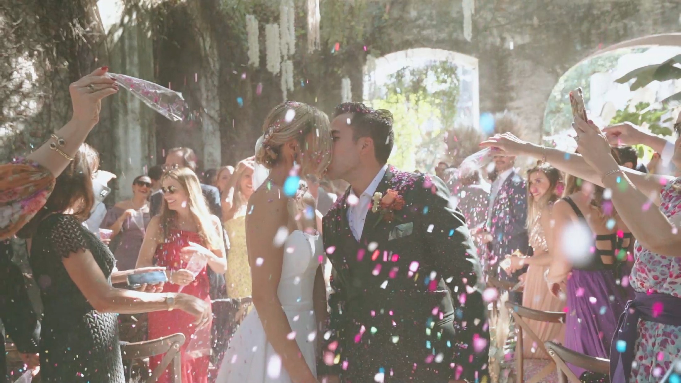 Salida de los novios entre una lluvia de pétalos al terminar la ceremonia, boda en Veracruz.