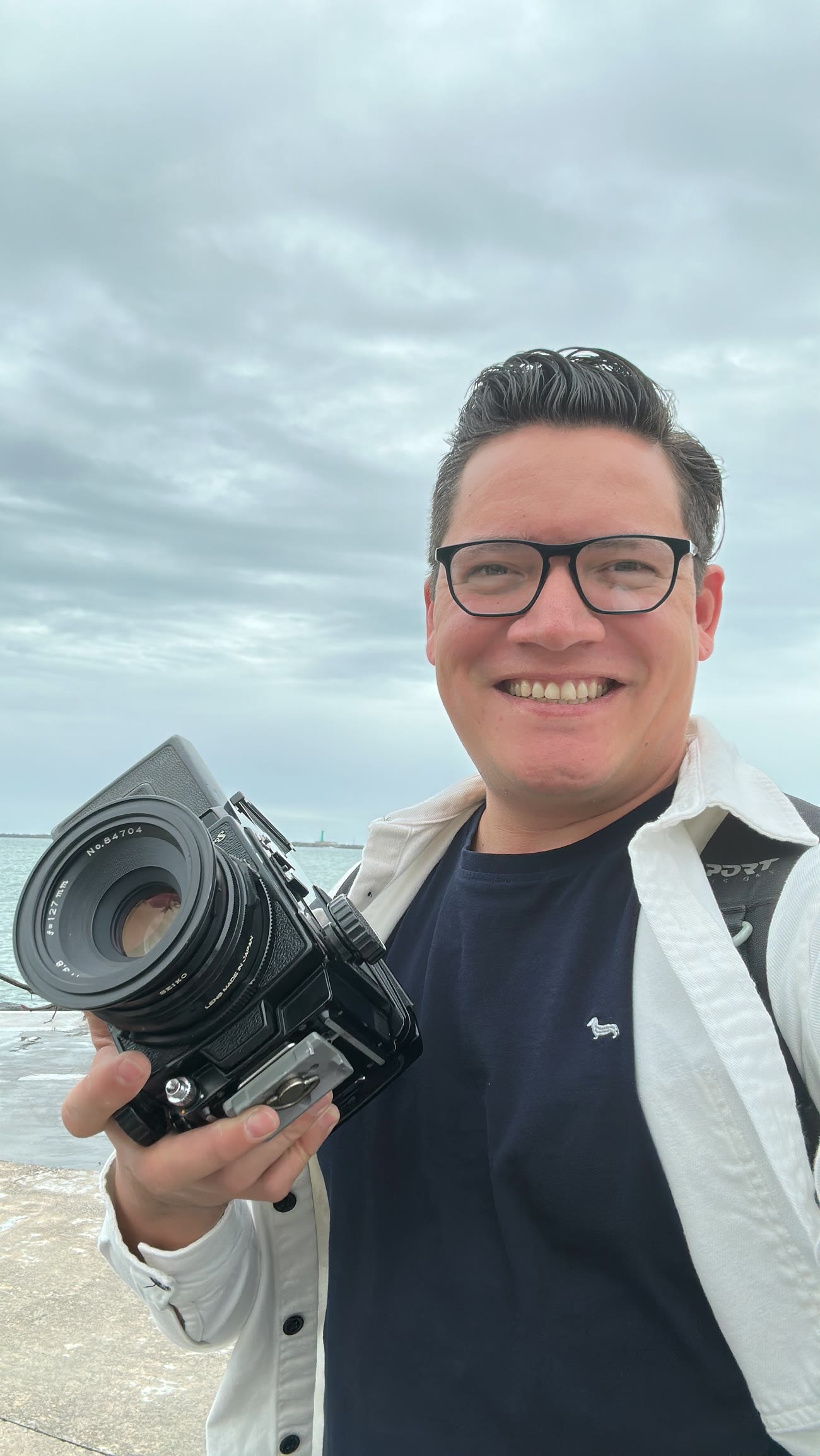 Miguel Beltrán, fotógrafo de bodas, con su cámara de medio formato