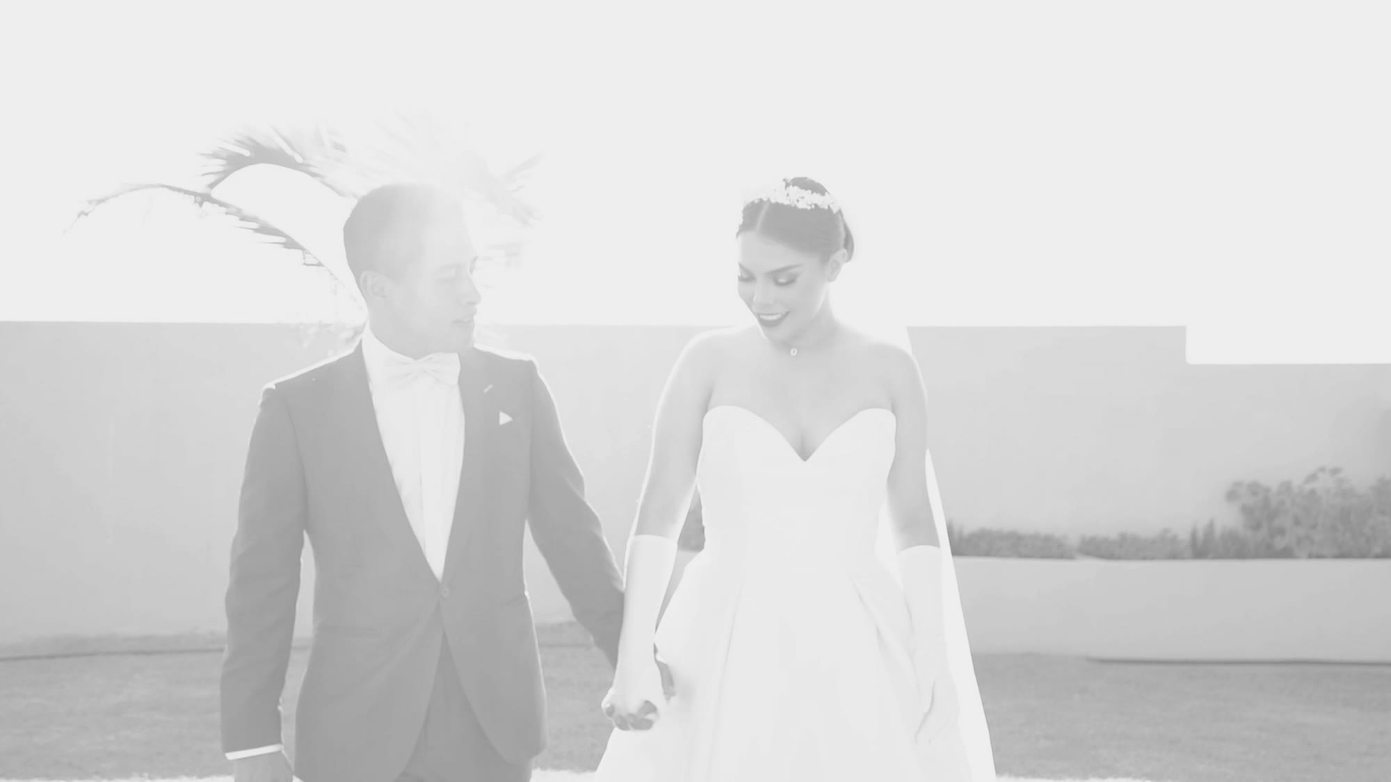 Novios caminando tomados de la mano el día de su boda